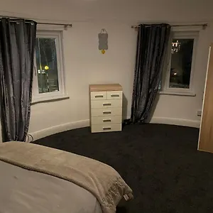  Apartment Spacious 2 Bed Apartment, Close To Village Shops